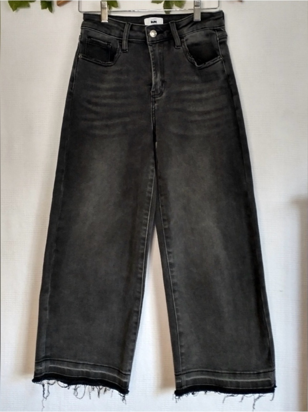I&M Black Washed Barrel Leg Cropped Jeans Size 3/26 HighRise RawHem Street Style